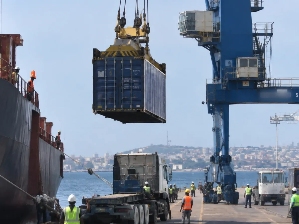 Manutention d'un conteneur sur un quai portuaire