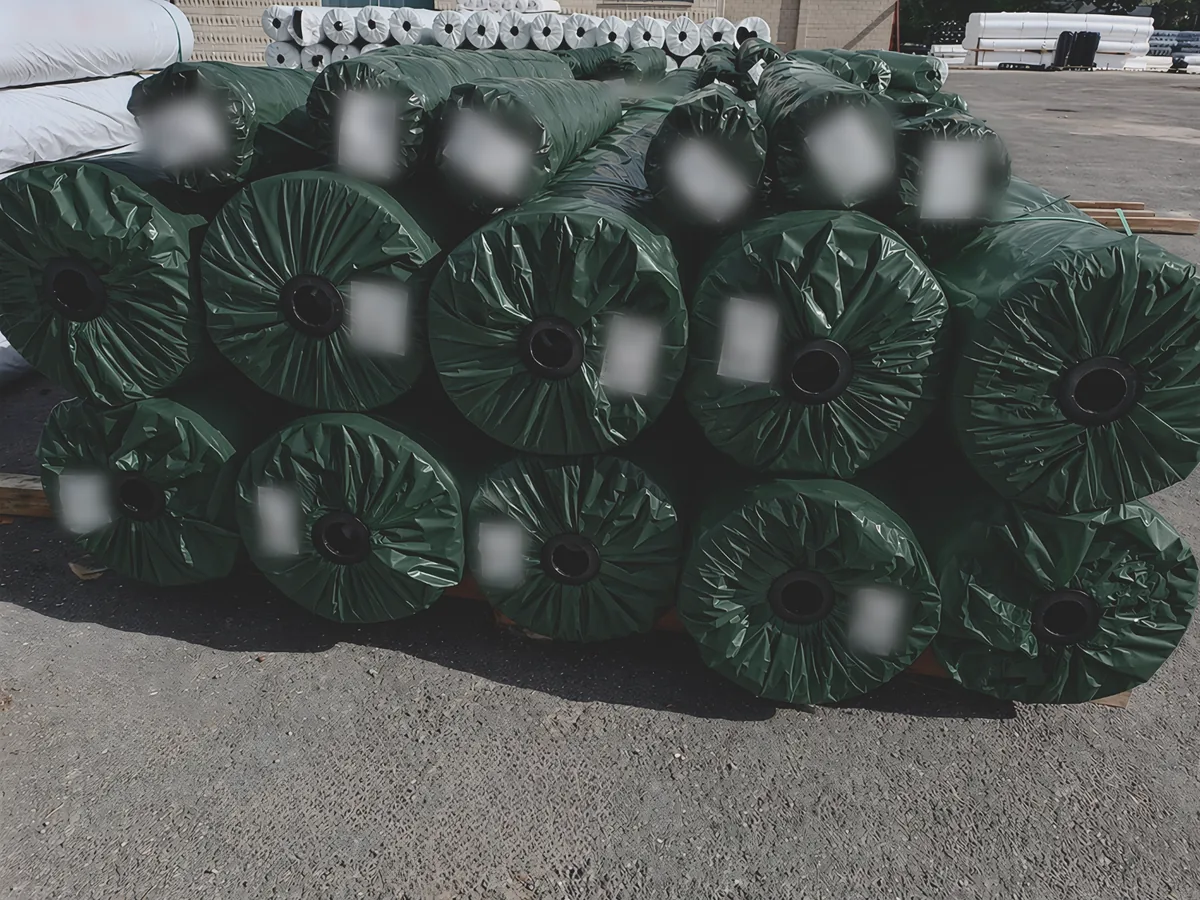 Rouleaux de matériaux emballés avant chargement