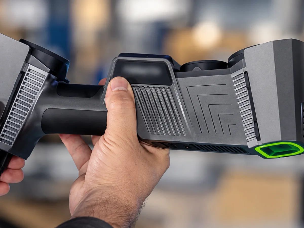 Scanner 3D industriel tenu en main